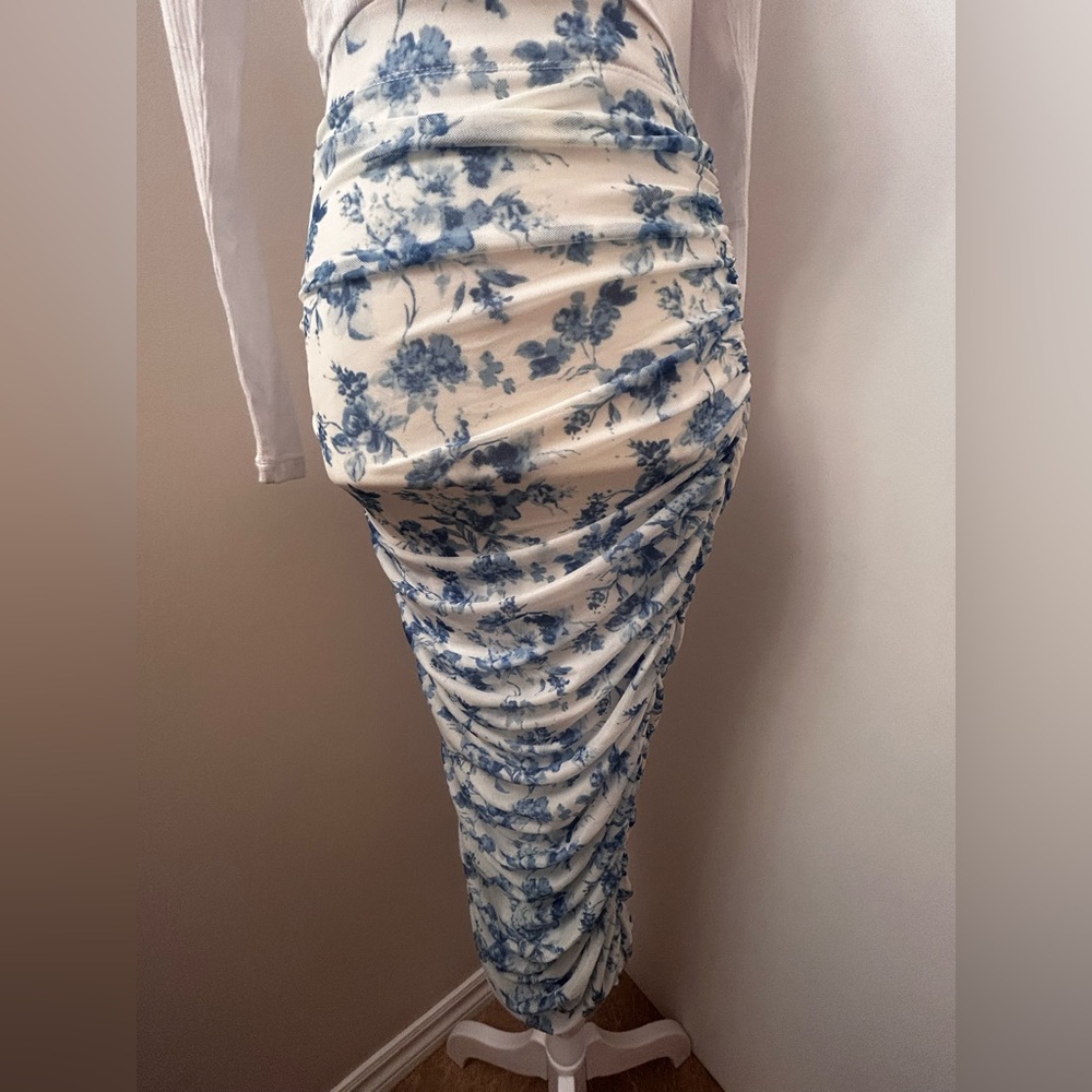 🌹5 for $50🌹 Blue and White Floral Fitted Pencil Skirt